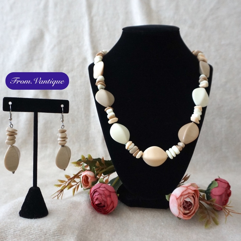⚪🟤 VINTAGE White & Beige Beaded Necklace 📿 + Earrings 👂✨